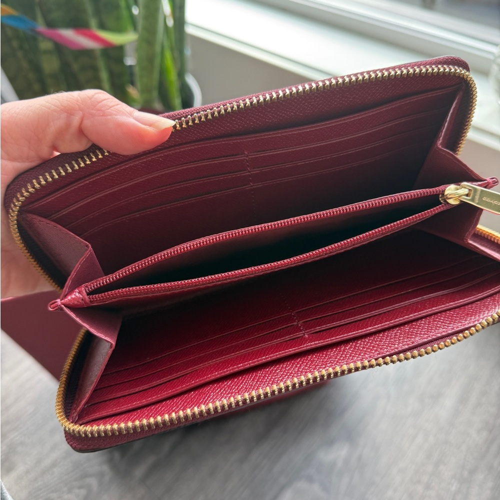 Coach Burgundy Leather Tote with Gold Hardware and matching Wallet - Picture 5 of 10